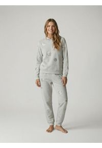 Reserved - Spodnie dresowe z aplikacjami - ciemnoszary. Kolor: szary. Materiał: dresówka. Wzór: aplikacja #1