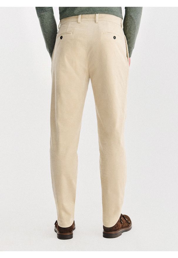 Pako Lorente - PAKO LORENTE - Beżowe spodnie z zakładkami. Kolor: beżowy. Materiał: elastan, bawełna, sztruks. Sezon: jesień, zima