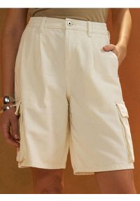 Sinsay - Jeansowe bermudy cargo - kremowy. Kolor: kremowy. Materiał: jeans #1