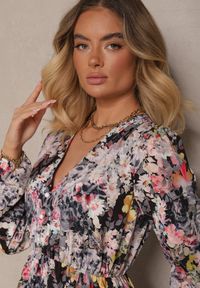 Renee - Czarna Sukienka w Kwiatowy Print o Rozkloszowanym Kroju z Dekoltem w Serek Janellia. Typ kołnierza: dekolt w serek. Kolor: czarny. Długość rękawa: długi rękaw. Wzór: kwiaty, nadruk. Typ sukienki: rozkloszowane #4