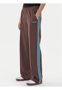 Adidas - adidas Spodnie dresowe JX5308 Brązowy Regular Fit. Kolor: brązowy. Materiał: syntetyk