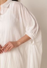 Born2be - Biała Zwiewna Koszula Letnia Oversize z Bawełny o Nietoperzowym Kroju Canomela. Okazja: na co dzień. Kolor: biały. Materiał: bawełna. Wzór: gładki. Sezon: lato. Styl: elegancki, casual #5