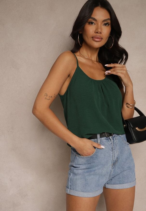 Renee - Ciemnozielony Basicowy Top z Bawełną Thireldi. Kolor: zielony. Materiał: bawełna. Sezon: lato