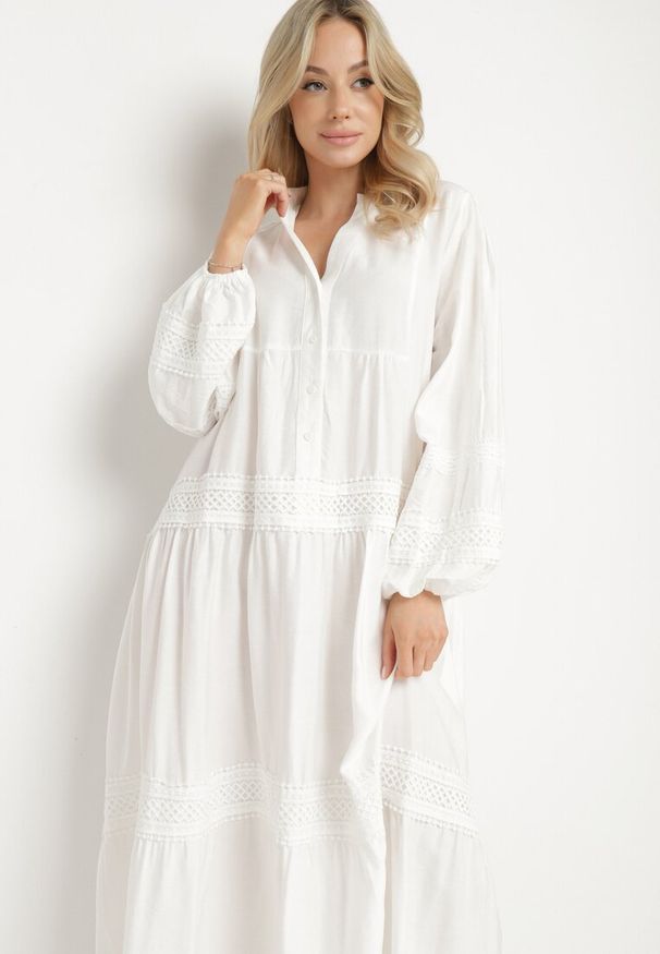 Born2be - Biała Rozkloszowana Sukienka z Wiskozy z Koronkowymi Wstawkami Nalanieth. Okazja: na co dzień. Typ kołnierza: dekolt w serek. Kolor: biały. Materiał: koronka, wiskoza. Typ sukienki: kopertowe. Styl: klasyczny, casual, elegancki