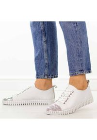 POTOCKI - Białe skórzane półbuty damskie Potocki 19434. Okazja: na co dzień. Zapięcie: sznurówki. Kolor: biały. Materiał: skóra. Szerokość cholewki: normalna. Wzór: ażurowy. Sezon: wiosna, lato, jesień. Styl: casual, klasyczny, elegancki #1