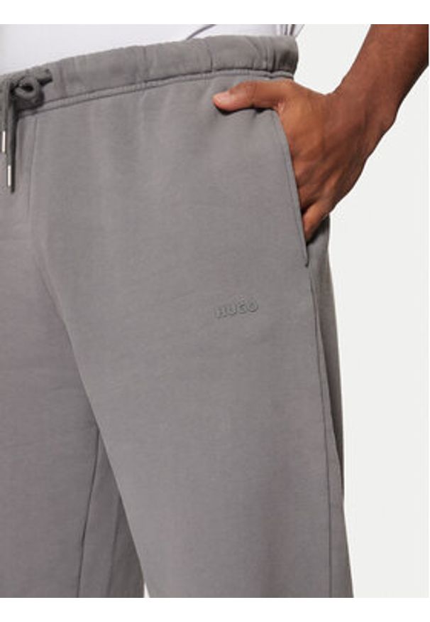 Hugo - HUGO Spodnie dresowe Dopee 50540938 Szary Regular Fit. Kolor: szary. Materiał: bawełna