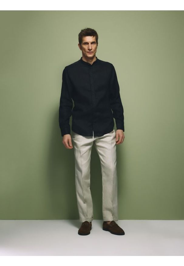 Reserved - Lniana koszula regular fit - czarny. Kolor: czarny. Materiał: len