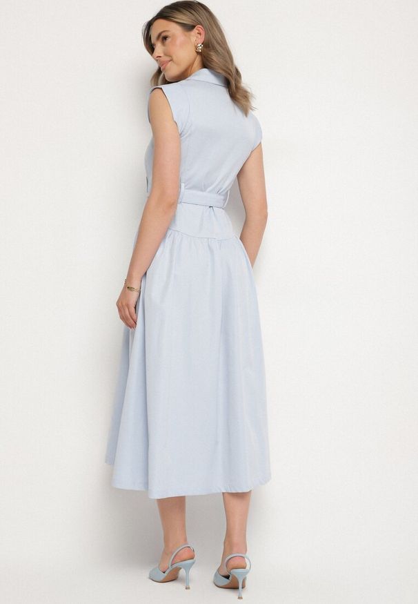 Born2be - Niebieska Sukienka Koszulowa Ozdobiona Paskiem Devikka. Okazja: na co dzień. Kolor: niebieski. Materiał: skóra. Wzór: aplikacja. Typ sukienki: koszulowe. Styl: klasyczny, casual, elegancki