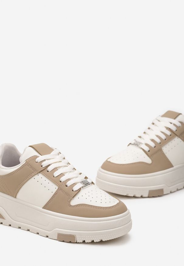 Born2be - Ciemnobeżowe Sneakersy na Grubej Podeszwie z Ozdobną Perforacją i Sznurowaniem Xirea. Nosek buta: okrągły. Zapięcie: sznurówki. Kolor: beżowy. Materiał: materiał. Obcas: na obcasie. Wysokość obcasa: niski