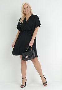 Born2be - Czarna Sukienka z Kopertowym Dekoltem Wiązanym Paskiem i Gumką w Pasie Vung. Kolor: czarny. Materiał: materiał. Typ sukienki: kopertowe. Długość: mini #4