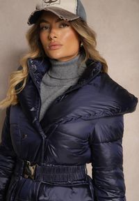Renee - Granatowa Pikowana Kurtka z Kapturem Paskiem z Klamrą i Eleganckim Kołnierzem Vailana. Okazja: na co dzień. Typ kołnierza: kaptur. Kolor: niebieski. Materiał: jeans. Styl: elegancki #3
