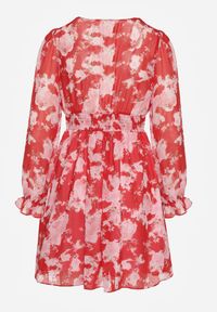 Renee - Czerwona Rozkloszowana Sukienka w Print Florystyczny Awerdia. Okazja: na co dzień. Typ kołnierza: dekolt w kształcie V. Kolor: czerwony. Długość rękawa: długi rękaw. Wzór: nadruk. Sezon: lato. Typ sukienki: rozkloszowane. Styl: casual #6