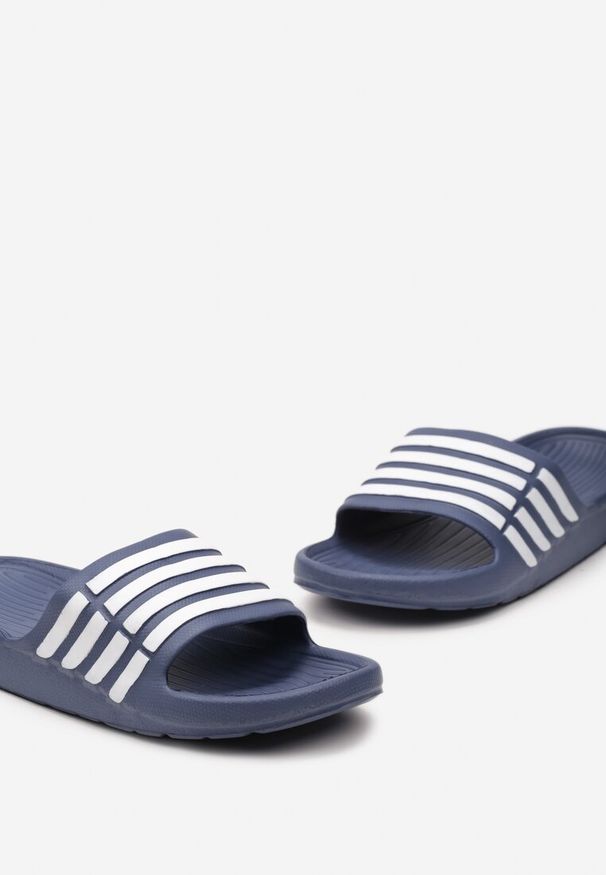 Born2be - Granatowo-Białe Klasyczne Klapki Basenowe w Ozdobne Paski Rilvana. Okazja: na plażę. Kolor: niebieski. Wzór: paski. Styl: klasyczny