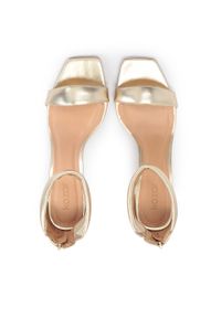 Kazar - Eleganckie złote sandały z metalizowanej skóry. Zapięcie: pasek. Kolor: złoty. Materiał: skóra. Wzór: aplikacja. Obcas: na obcasie. Styl: elegancki. Wysokość obcasa: średni #4