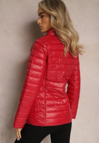 Renee - Czerwona Przejściowa Kurtka Pikowana z Zasuwanymi Kieszeniami Asethalia. Typ kołnierza: bez kaptura. Kolor: czerwony. Materiał: jeans. Wzór: aplikacja. Styl: klasyczny #4