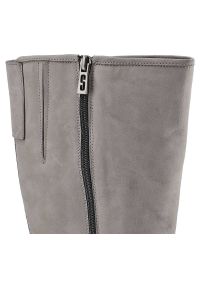 Szare Kozaki Simen Damskie Ocieplane Buty Zimowe. Okazja: na co dzień. Zapięcie: klamry. Kolor: szary. Szerokość cholewki: normalna. Wzór: paski. Wysokość cholewki: przed kolano. Materiał: nubuk. Sezon: zima. Styl: casual, klasyczny #8