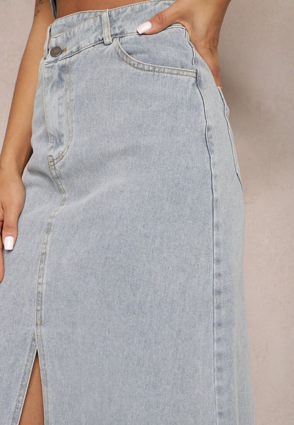 Renee - Jasnoniebieska Postrzępiona Spódnica Maxi z Jeansu z Rozcięciem Feedi. Stan: podwyższony. Kolor: niebieski. Materiał: jeans