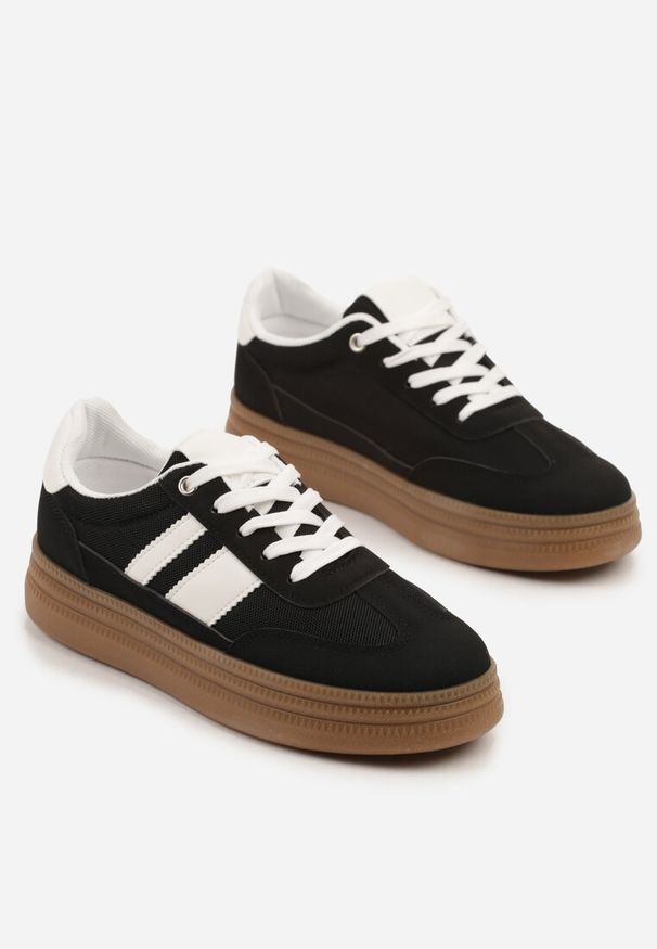 Born2be - Czarne Sneakersy w Stylu Klasycznych Tenisówek Zdobione Paskami Tenalinea. Okazja: na co dzień. Zapięcie: pasek. Kolor: czarny. Materiał: jeans. Wzór: aplikacja