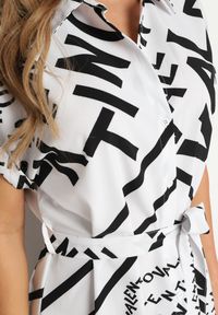 Born2be - Biało-Czarna Koszulowa Sukienka z Materiałowym Paskiem w Talii i Ozdobnymi Napisami Gareta. Okazja: na co dzień. Typ kołnierza: dekolt w kształcie V. Kolor: biały. Materiał: materiał. Wzór: napisy. Typ sukienki: koszulowe. Styl: klasyczny, casual, elegancki #4