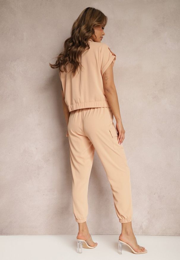 Renee - Jasnopomarańczowy 2-częściowy Komplet z Bluzką i Spodniami Ezrala. Kolor: pomarańczowy. Wzór: aplikacja