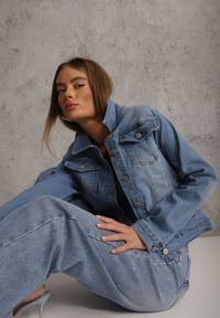 Renee - Jasnoniebieska Klasyczna Kurtka Jeansowa z Guzikami Ivonelle. Okazja: na randkę. Kolor: niebieski. Materiał: jeans. Styl: klasyczny #5