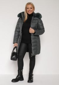 Born2be - Ciemnozielona Długa Kurtka Pikowana z Odpinanym Kapturem i Futerkiem Retelma. Okazja: na co dzień. Kolor: zielony. Materiał: futro. Długość: długie. Styl: casual #3