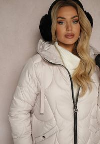 Renee - Beżowa Pudełkowa Kurtka z Pikowanymi Przeszyciami i Kapturem Semirielle. Okazja: na co dzień. Kolor: beżowy. Materiał: jeans. Długość rękawa: długi rękaw. Długość: długie. Styl: elegancki, casual #3