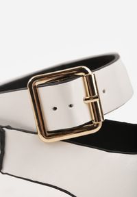 Renee - Białe Sandały w Stylu Japonek Ozdobione Metaliczną Aplikacją Carover. Okazja: na co dzień. Zapięcie: pasek. Kolor: biały. Wzór: aplikacja. Styl: casual, elegancki #5