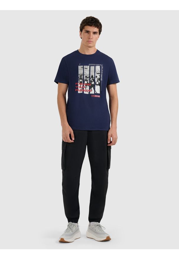 4f - 4F T-shirt regular z nadrukiem męski - granatowy S. Okazja: na co dzień. Kolor: niebieski. Materiał: materiał, bawełna. Wzór: nadruk. Styl: casual