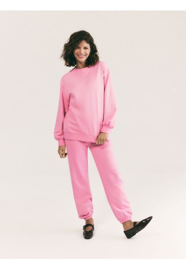 Reserved - Dresowe spodnie jogger - różowy. Kolor: różowy. Materiał: dresówka