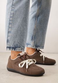 Born2be - Brązowe Sneakersy Ozdobione Przeszyciami i Podwójnym Sznurowaniem Coraera. Nosek buta: okrągły. Zapięcie: sznurówki. Kolor: brązowy. Materiał: skóra, syntetyk, nubuk. Wzór: aplikacja. Obcas: na obcasie. Wysokość obcasa: niski #1