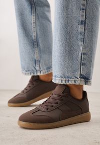 Born2be - Brązowe Sneakersy VICES Typu Klasyczne Tenisówki z Łączonych Materiałów Azinina. Okazja: na co dzień. Kolor: brązowy. Materiał: materiał #1