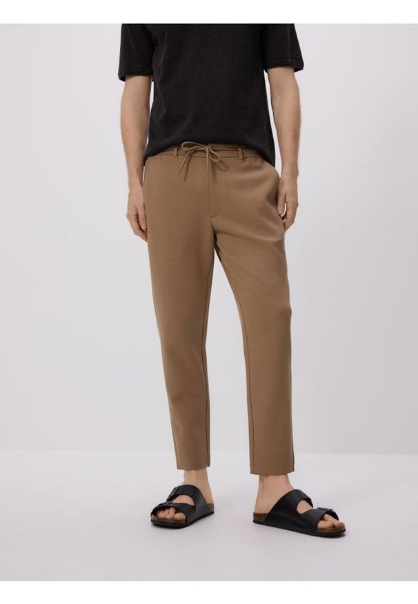 Reserved - Spodnie chino slim fit - beżowy. Kolor: beżowy. Materiał: tkanina, bawełna