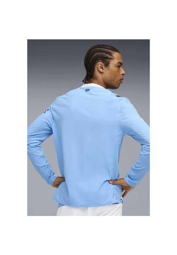 Puma - Męska autentyczna koszulka domowa z długim rękawem Manchester City 25/26 PUMA. Kolor: biały, wielokolorowy, niebieski. Długość rękawa: długi rękaw. Długość: długie. Wzór: aplikacja, paski