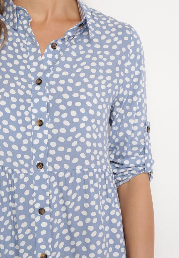 Born2be - Jasnoniebieska Rozkloszowana Sukienka Koszulowa Midi Maijane. Kolor: niebieski. Typ sukienki: koszulowe. Długość: midi