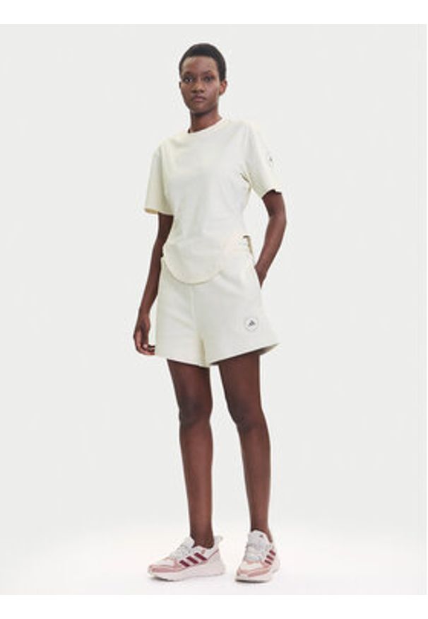 Adidas by Stella McCartney - adidas by Stella McCartney T-Shirt JX6775 Beżowy Regular Fit. Kolor: beżowy. Materiał: bawełna