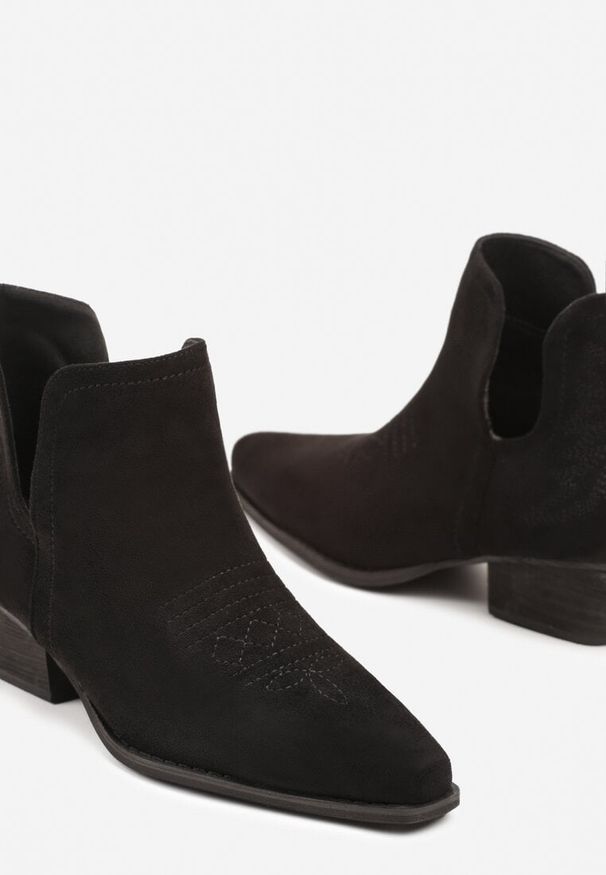 Renee - Czarne Botki Typu Kowbojki z Wycięciem na Stożkowym Obcasie Hanrisa. Zapięcie: bez zapięcia. Kolor: czarny. Materiał: jeans. Obcas: na obcasie. Styl: boho, elegancki. Wysokość obcasa: średni
