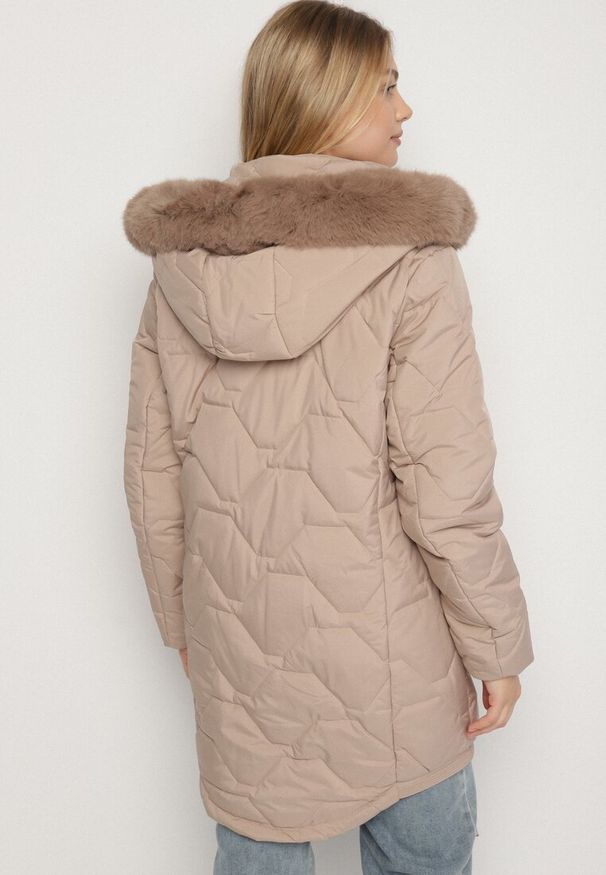 Born2be - Beżowa Klasyczna Kurtka z Pikowanymi Przeszyciami i Kapturem z Futerkiem Raffisa. Okazja: na co dzień. Kolekcja: plus size. Kolor: beżowy. Materiał: futro. Styl: klasyczny