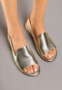 Renee - Złote Sandały Slingback ze Skórzaną Wkładką i Noskiem Peep Toe Kirassa. Nosek buta: otwarty. Zapięcie: sprzączka. Kolor: złoty. Materiał: skóra. Obcas: na płaskiej podeszwie. Styl: klasyczny #6