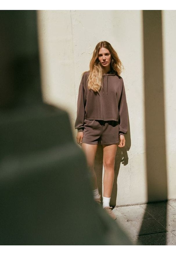 Reserved - Szorty z wiskozą - brązowy. Kolor: brązowy. Materiał: wiskoza