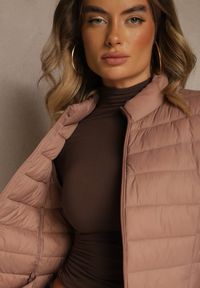 Renee - Beżowa Casualowa Kurtka Ozdobiona Pikowaniem Nelionea. Okazja: na co dzień. Kolor: beżowy. Materiał: jeans. Wzór: aplikacja. Styl: casual #3