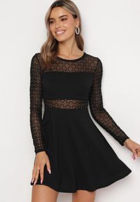 Born2be - Czarna Mini Rozkloszowana Sukienka z Siateczką Ozdobioną Brokatem Ekenedi. Okazja: na co dzień. Kolor: czarny. Wzór: aplikacja. Typ sukienki: rozkloszowane, proste. Styl: casual, klasyczny. Długość: mini #4