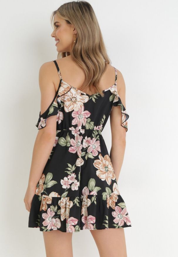 Born2be - Czarna Rozkloszowana Sukienka Mini z Falbankami Soulis. Typ kołnierza: kołnierz z falbankami. Kolor: czarny. Długość rękawa: na ramiączkach. Wzór: kwiaty. Typ sukienki: kopertowe, rozkloszowane. Długość: mini