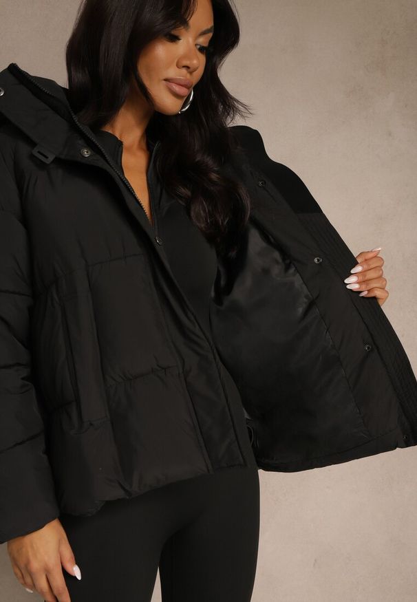 Renee - Czarna Pikowana Kurtka o Fasonie Oversize z Kapturem Galadea. Okazja: na co dzień. Typ kołnierza: kaptur. Kolor: czarny. Materiał: poliester, dzianina, jeans. Wzór: aplikacja. Sezon: zima. Styl: casual