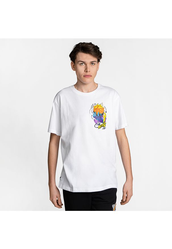 Koszulka New Balance MT13591WT – biała. Kolor: biały. Materiał: materiał, bawełna. Wzór: nadruk, kolorowy