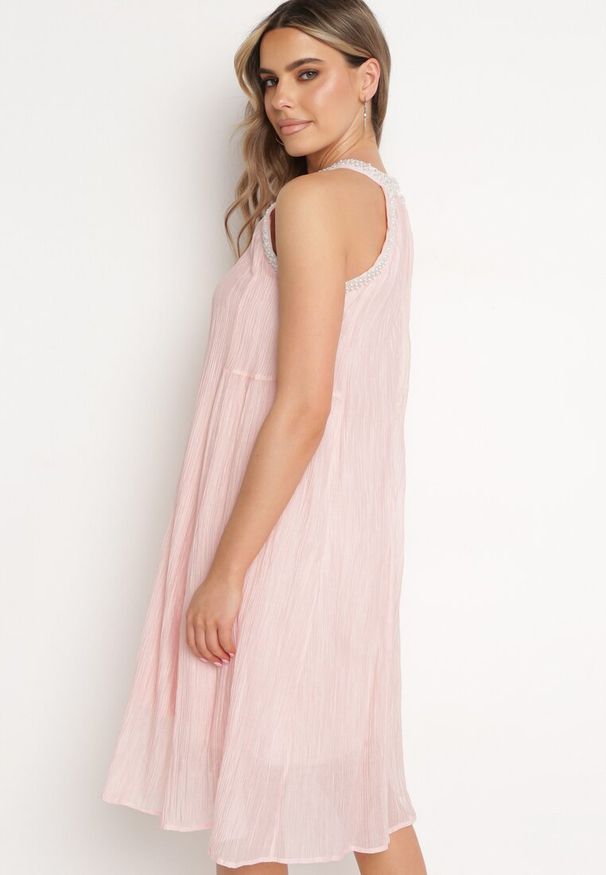 Born2be - Różowa Wieczorowa Sukienka Trapezowa bez Rękawów Ozdobiona Perełkami Gemalia. Okazja: na co dzień. Kolor: różowy. Materiał: jeans. Długość rękawa: bez rękawów. Wzór: aplikacja. Typ sukienki: trapezowe. Styl: wizytowy