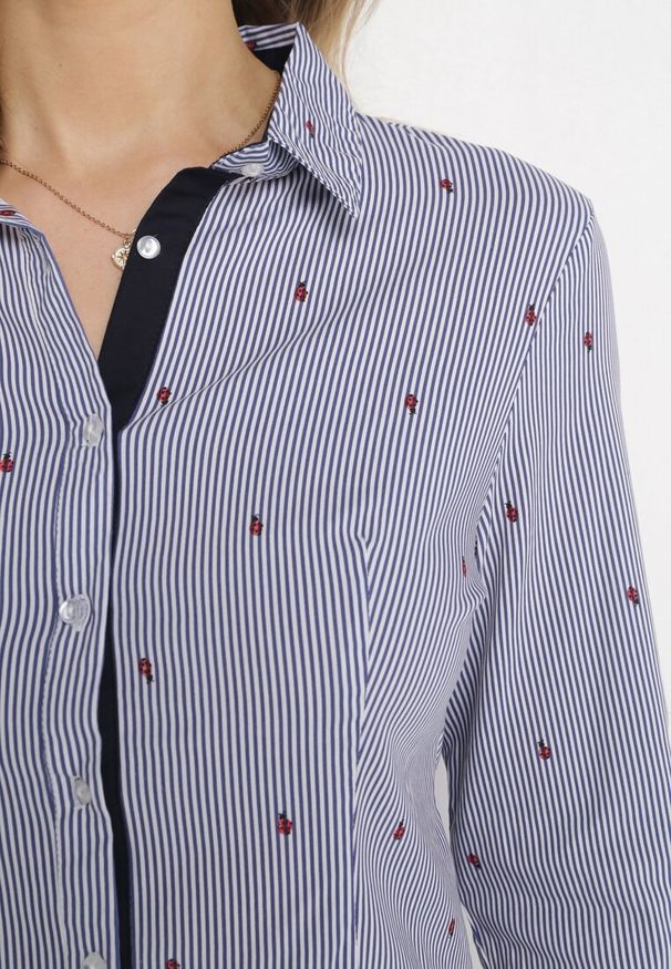 Born2be - Granatowa Koszula Zapinana na Guziki w Drobne Paski Daimihe. Kolor: niebieski. Długość rękawa: długi rękaw. Długość: długie. Wzór: paski