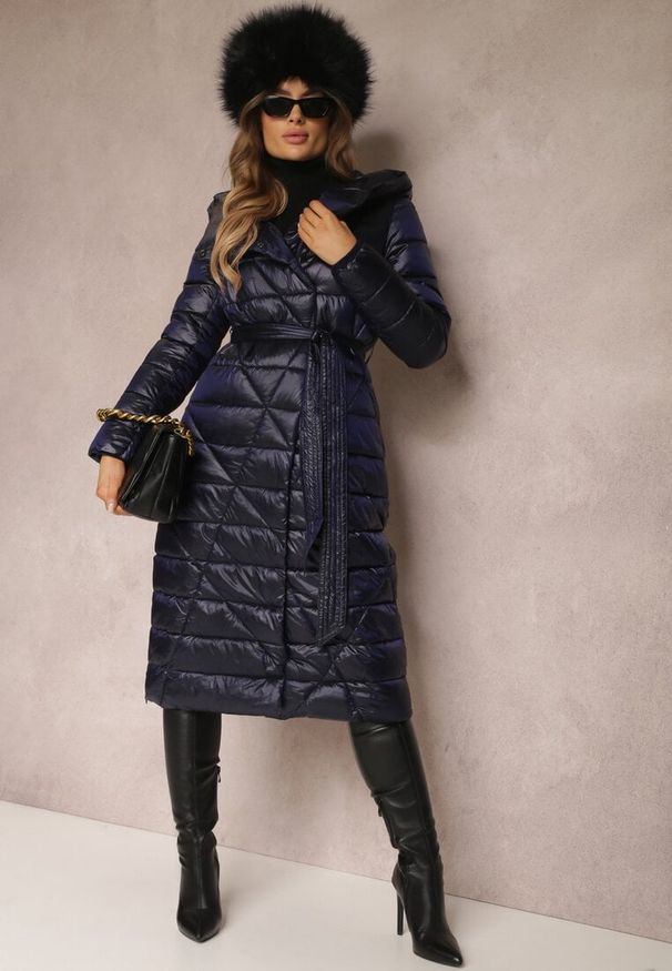 Renee - Granatowa Kurtka za Kolano z Wiązanym Paskiem i Kapturem Feome. Okazja: na co dzień. Kolor: niebieski. Materiał: tkanina. Styl: klasyczny, casual
