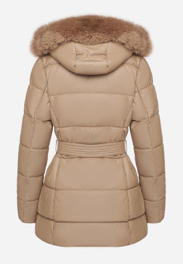 Born2be - Ciemnobeżowa Pikowana Kurtka z Kapturem Futerkiem i Paskiem Greleti. Okazja: na spacer. Typ kołnierza: kaptur. Kolor: beżowy. Materiał: futro. Styl: elegancki