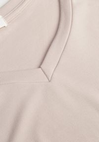 Renee - Beżowy Wiskozowy T-shirt z Dekoltem V Eupharis. Okazja: na co dzień. Typ kołnierza: dekolt w kształcie V. Kolor: beżowy. Materiał: wiskoza. Styl: casual, elegancki #7